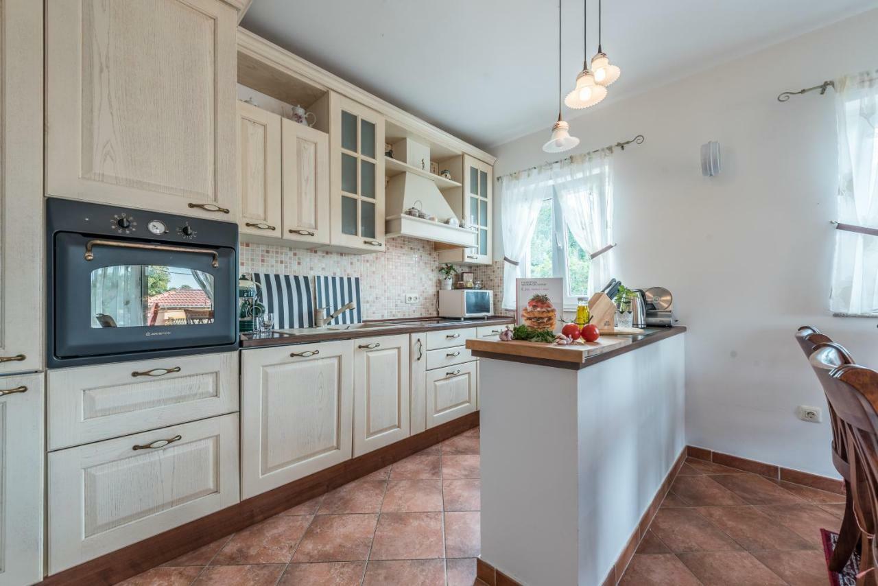 Apartments Jelavic Sutomiscica Экстерьер фото
